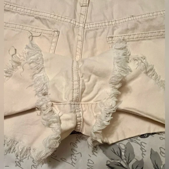 NWOT Women’s WeWoreWhat high waist bf fit cream fringe cutoff denim shorts sz 29 - Picture 8 of 10
